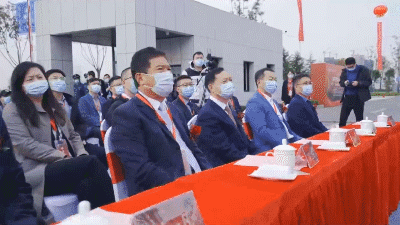 新松公司副總裁、智能裝備BG總裁劉子軍出席中遠(yuǎn)海運(yùn)智能產(chǎn)線啟動(dòng)儀式.gif