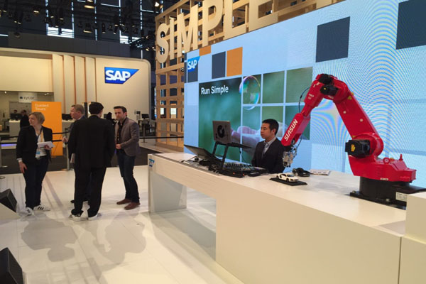 新松機(jī)器人公司與德國(guó)SAP公司聯(lián)合參展CeBIT 2015，獲中德副總理高度評(píng)價(jià)